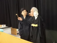 1000　人形の解説をする猿八座代表の西橋八郎兵衛氏（右）　「DSC_1009.jpg