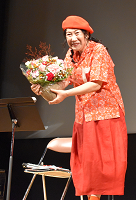 20-花束贈呈(室井さん）　トリミング　DSC_0221.png
