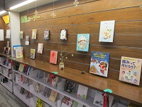 新着コーナー 右から IMG_1009.JPG